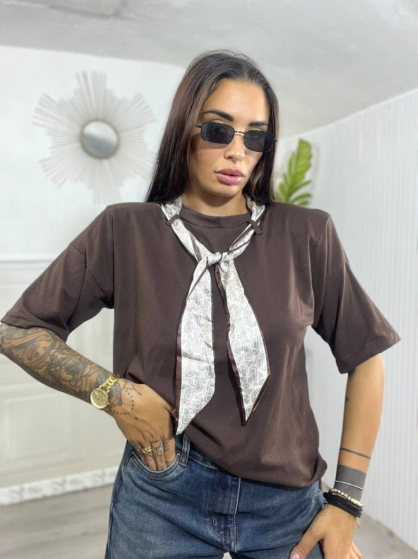 T-SHIRT CON SPALLINE E FOULARD